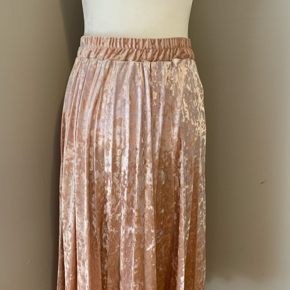 Miami | Rose Gold Crushed Velvet Pleated Skirt - Picture 6 of 7
